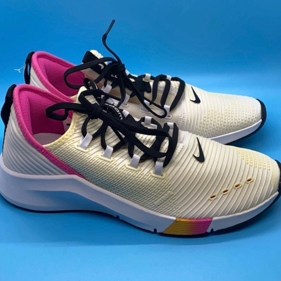 Nike Air Zoom Woman’s Sneakers Size 7 Color Cream, White, Pink and Black NWOT - Picture 3 of 7